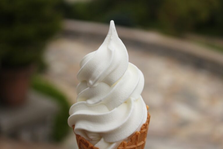 soft-serve-ice-cream-g82ef13cb0_1920